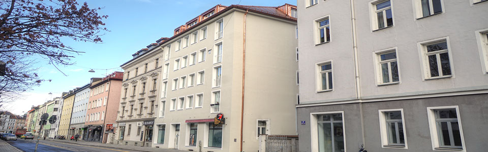 a1517 – Sanierung Mehrfamilienhaus im Münchner Schlachthofviertel: Straßenansicht Straßenansicht – Sanierung Mehrfamilienhaus im Münchner Schlachthofviertel