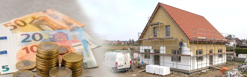 Eurogeld und ein Einfamilienhaus während der energetischen Sanierung