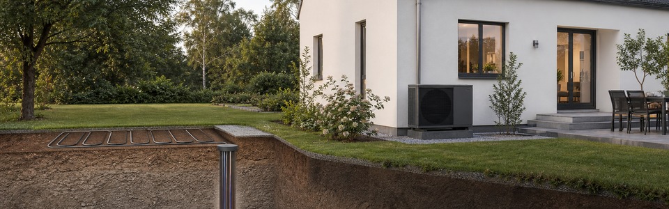 Wohnhaus mit Luft-Wasser-Wärmepumpe sowie Erdwärmekollektor und Erdsonde im Schnitt